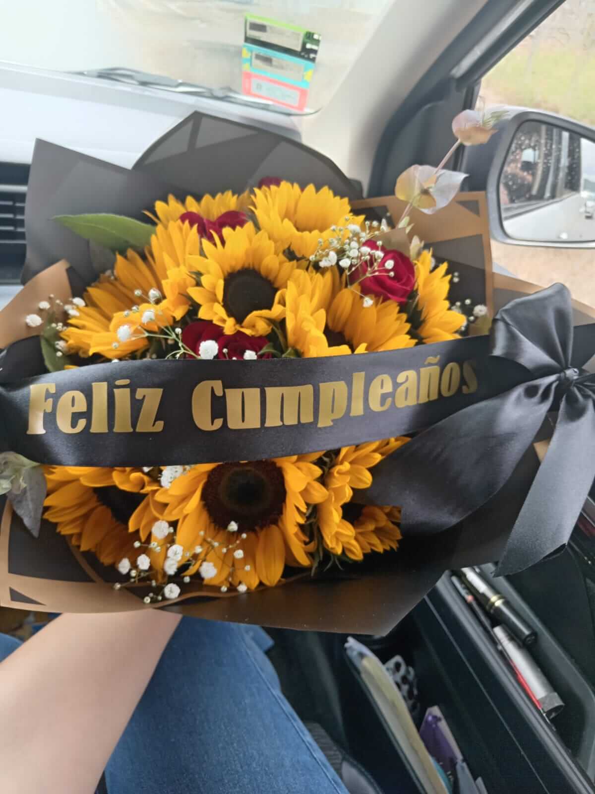 Bouquet 24 Girasoles, 6 rosas y cinta con mensaje