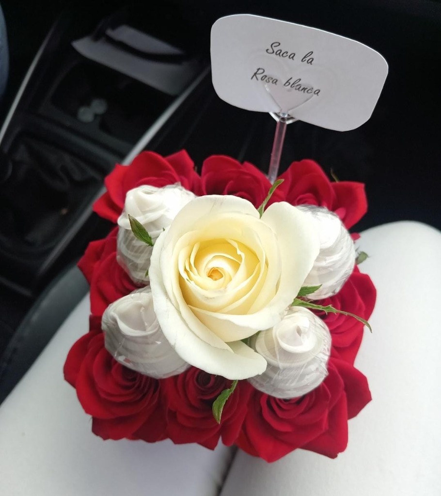 Caja Sorpresa Rosas & Fresas Blancas