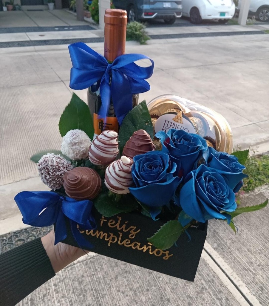 Caja Cumpleaños Vino & Rosas Azules